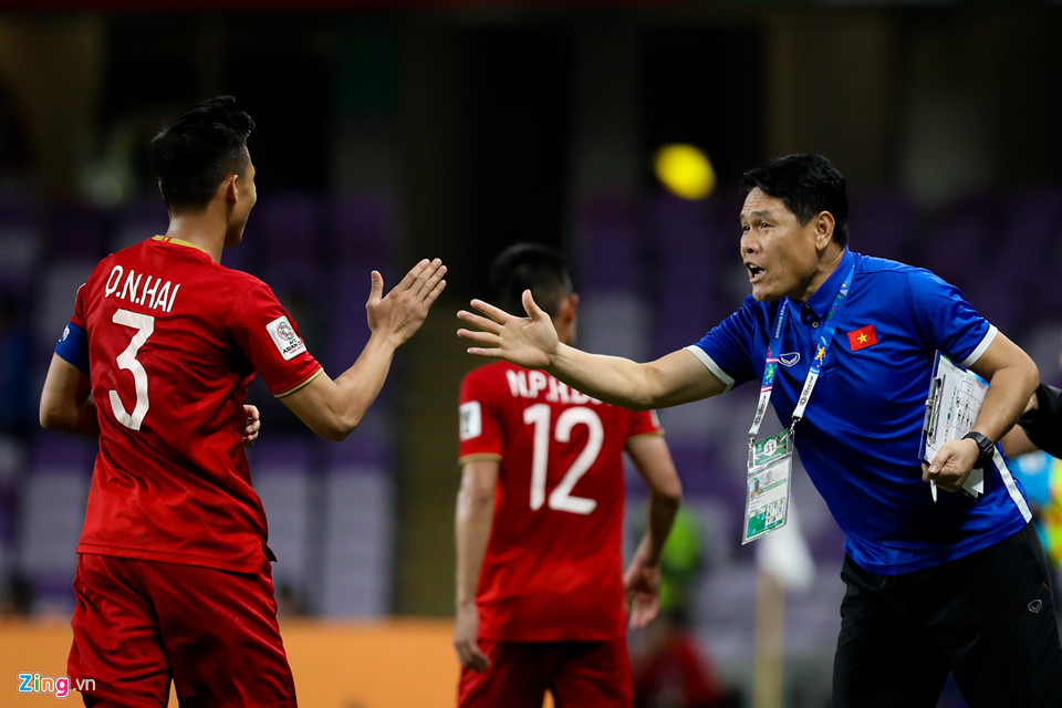 Ngọc Hải ăn mừng xúc động với bạn thân Xuân Trường trên ghế dự bị-5