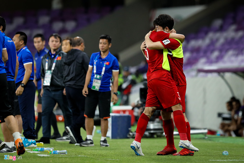 Ngọc Hải ăn mừng xúc động với bạn thân Xuân Trường trên ghế dự bị-6