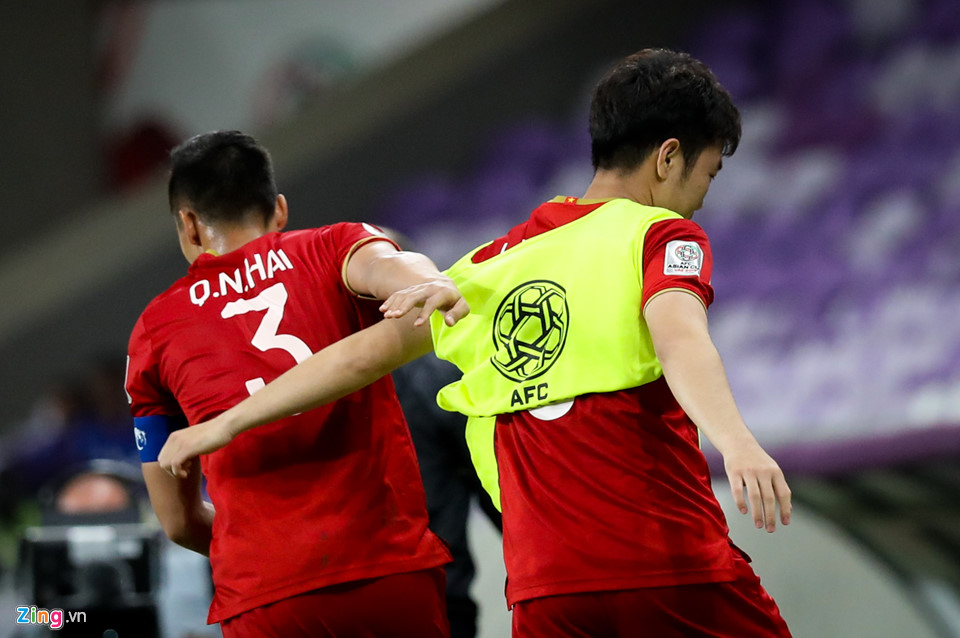 Ngọc Hải ăn mừng xúc động với bạn thân Xuân Trường trên ghế dự bị-8