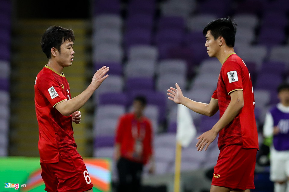 Ngọc Hải ăn mừng xúc động với bạn thân Xuân Trường trên ghế dự bị-9