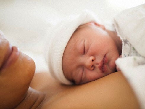 Vì một câu viết lên facebook khi bị dồn nén ức chế sau sinh, tôi khiến cả nhà chồng giận lẫy không thèm thăm cháu