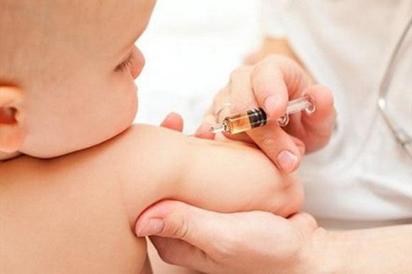 Sau tiêm vắc xin ComBe Five: Trẻ càng khỏe mạnh, bụ bẫm càng gặp phản ứng mạnh-2