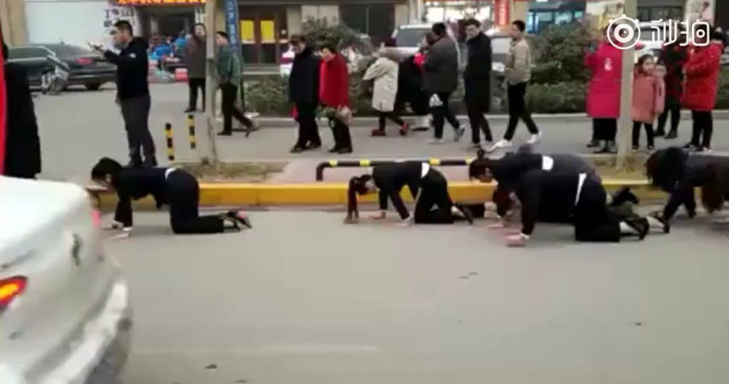 Cộng đồng mạng phẫn nộ vì cách đối xử tàn tệ với nhân viên bán hàng không đạt chỉ tiêu-1