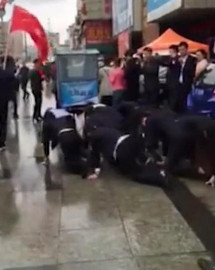 Cộng đồng mạng phẫn nộ vì cách đối xử tàn tệ với nhân viên bán hàng không đạt chỉ tiêu-2