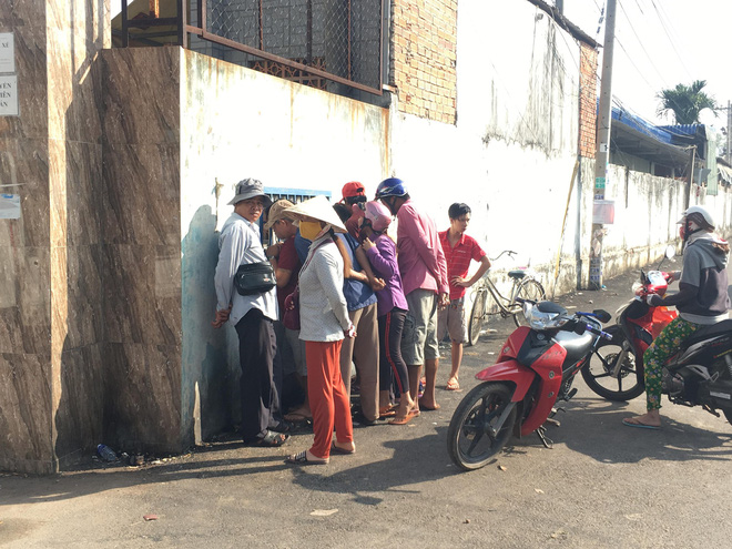 Người đàn ông nằm chết bên vũng máu trong công ty-3