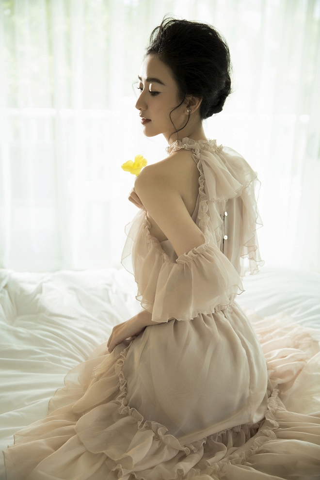 Ngắm vẻ đẹp tinh khôi, nữ tính của Hà Thu trước thềm năm mới Kỷ Hợi-3