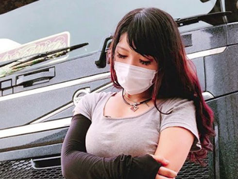 Lái xe taxi, cô gái nổi như cồn vì xinh như búp bê và sở hữu thân hình nóng bỏng-5