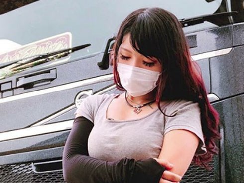 Cô gái bỗng nổi như cồn vì được mệnh danh là “nữ tài xế xe tải xinh đẹp nhất Nhật Bản”