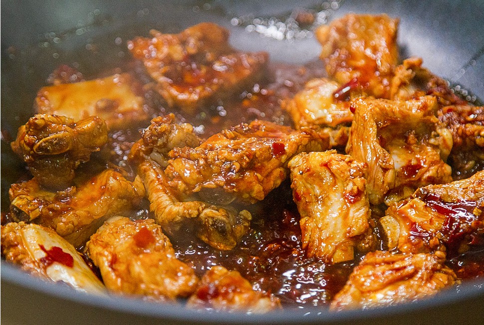 Hễ trời lạnh là chồng tôi lại yêu cầu món sườn hấp cay siêu ngon này-2