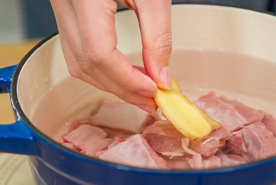 Hễ trời lạnh là chồng tôi lại yêu cầu món sườn hấp cay siêu ngon này-1