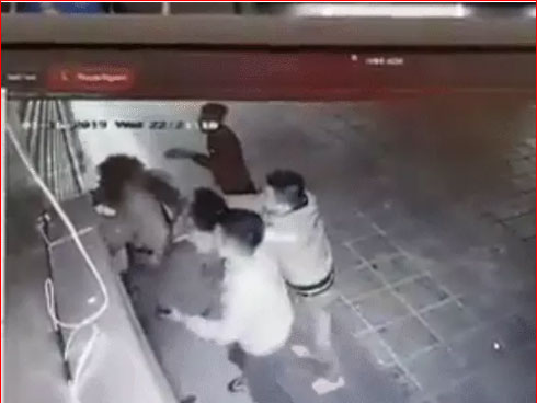 CLIP: Cú hích chớp nhoáng và hai giây chạm mặt thần chết của cả một gia đình-1