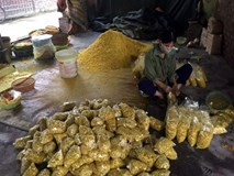 Trộn lưu huỳnh vào củ riềng xay nhỏ để bán Trộn lưu huỳnh vào củ riềng xay nhỏ để bán