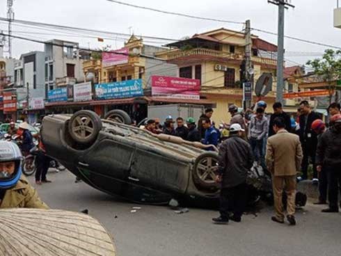 'Xế hộp' Camry bất ngờ gặp tai nạn tại đường giao cắt vào bệnh viện, lật ngửa