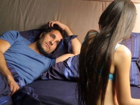 Đêm nào vợ cũng xõa tóc lên tầng đốt nhang, thấy lạ tôi lén theo dõi thì phát hiện sự thật đau lòng