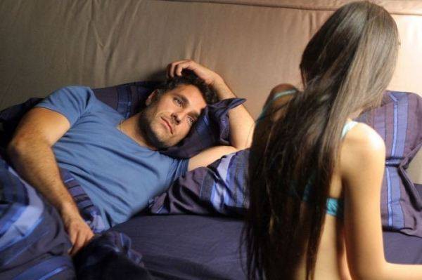 Đêm nào vợ cũng xõa tóc lên tầng đốt nhang, thấy lạ tôi lén theo dõi thì phát hiện sự thật đau lòng-1