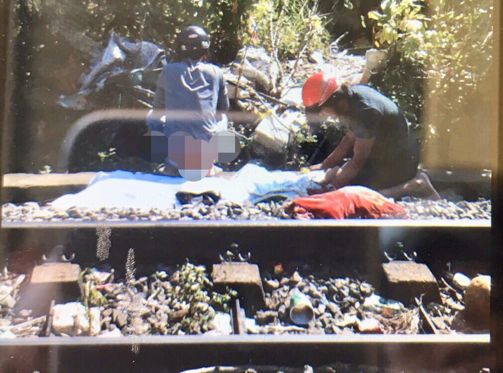 Nghi vấn cô gái lao vào tàu hỏa tự tử, người thân đến hiện trường gào khóc thảm thiết-1