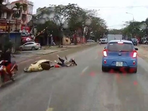 Người phụ nữ điều khiển xe máy tự té lăn ra đường