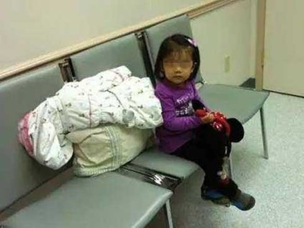Bé gái 5 tuổi một mình ngồi đợi mẹ đẻ, khi mở lòng bàn tay bé, y tá liền khóc