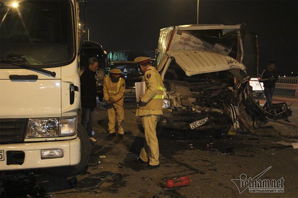 4 ô tô tông nhau vỡ vụn trên cầu Thăng Long, 2 người bị thương-2