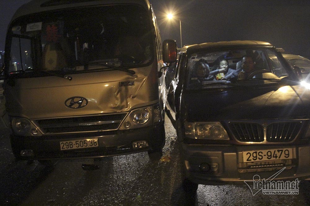 4 ô tô tông nhau vỡ vụn trên cầu Thăng Long, 2 người bị thương-4