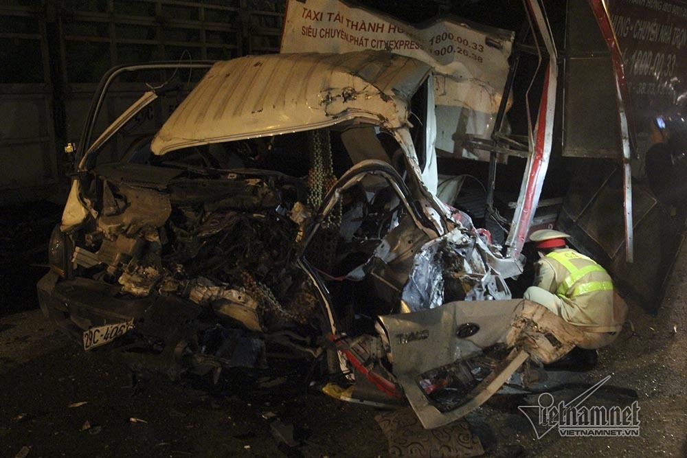 4 ô tô tông nhau vỡ vụn trên cầu Thăng Long, 2 người bị thương-5