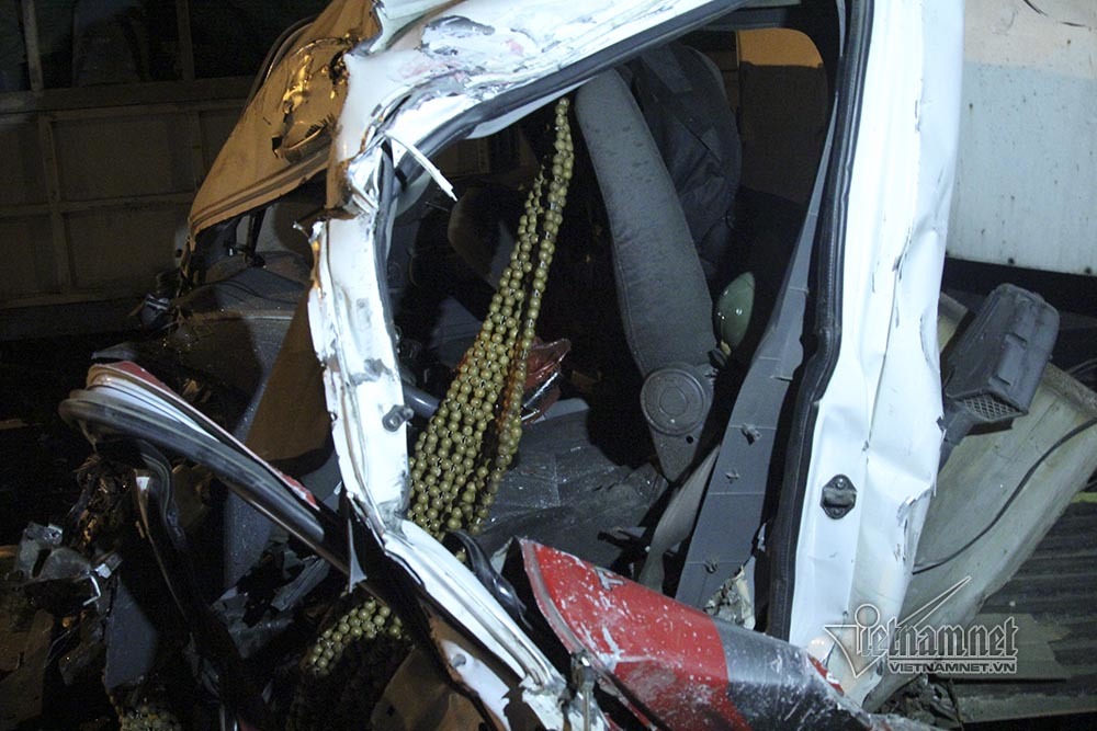 4 ô tô tông nhau vỡ vụn trên cầu Thăng Long, 2 người bị thương-6