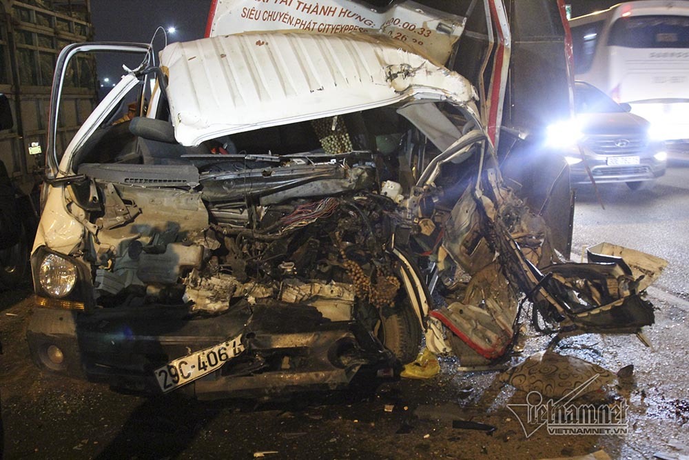 4 ô tô tông nhau vỡ vụn trên cầu Thăng Long, 2 người bị thương-7