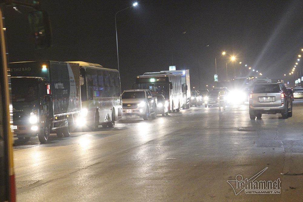 4 ô tô tông nhau vỡ vụn trên cầu Thăng Long, 2 người bị thương-9