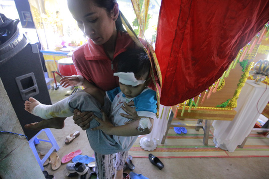 Xót lòng đám tang vợ chồng nghèo chết dưới bánh xe container, bỏ lại 3 con thơ-1