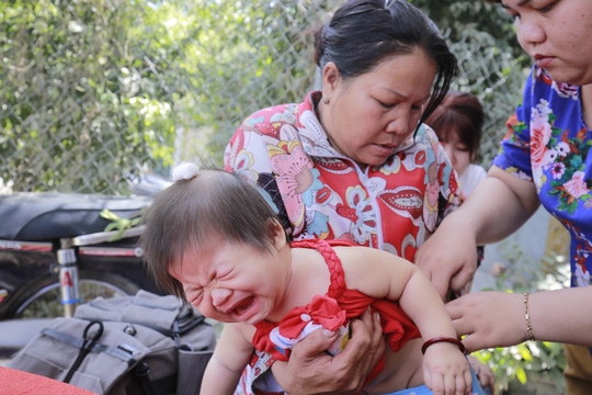 Xót lòng đám tang vợ chồng nghèo chết dưới bánh xe container, bỏ lại 3 con thơ-2