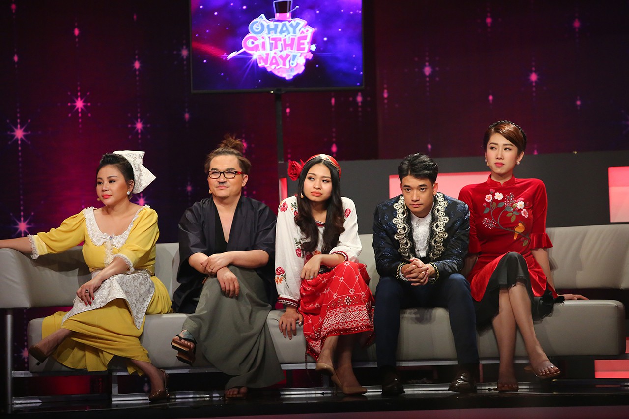 Chi Pu, Hari Won khoe giọng hát live kỳ dị trên sóng truyền hình-1
