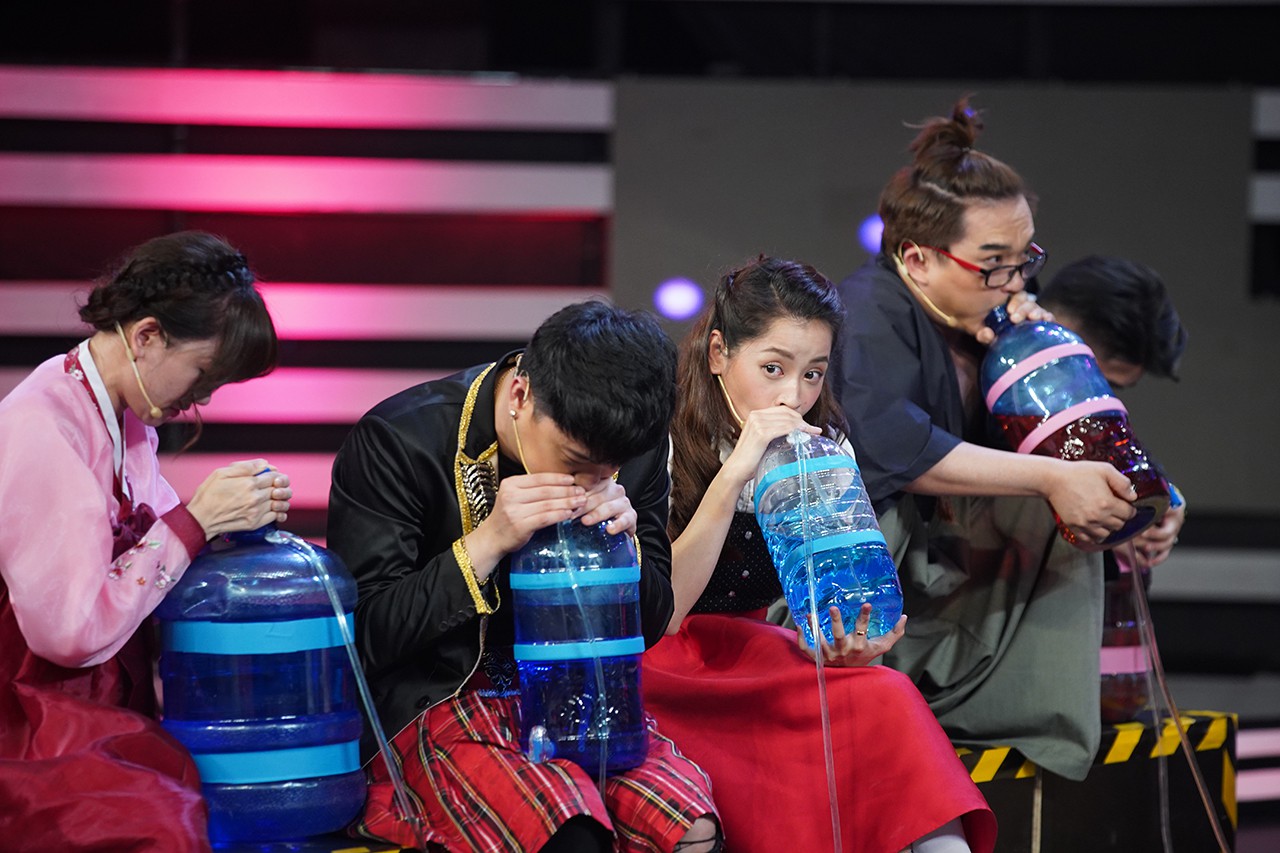 Chi Pu, Hari Won khoe giọng hát live kỳ dị trên sóng truyền hình-4