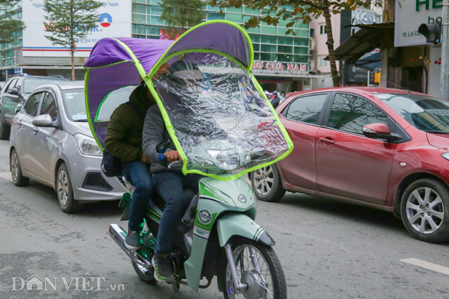 Ảnh: Xe ôm sắm lá chắn, hàng nước đốt củi giúp khách chống rét-10