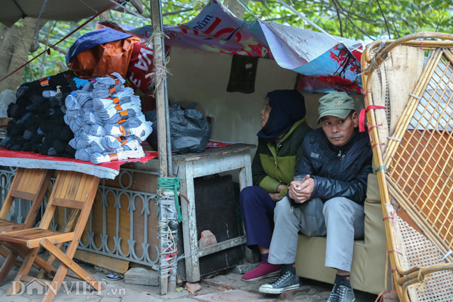 Ảnh: Xe ôm sắm lá chắn, hàng nước đốt củi giúp khách chống rét-11