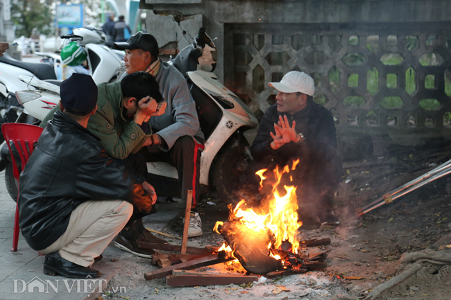 Ảnh: Xe ôm sắm lá chắn, hàng nước đốt củi giúp khách chống rét-3