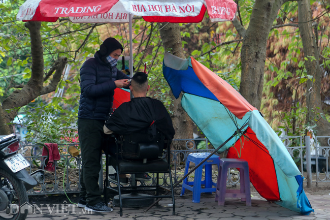 Ảnh: Xe ôm sắm lá chắn, hàng nước đốt củi giúp khách chống rét-9