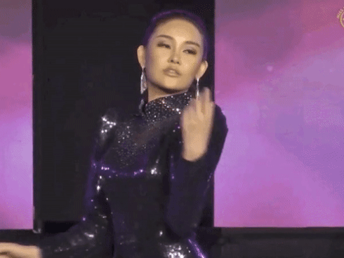 Đi loạng choạng, biểu cảm khó hiểu, Ngân Anh tiếp tục