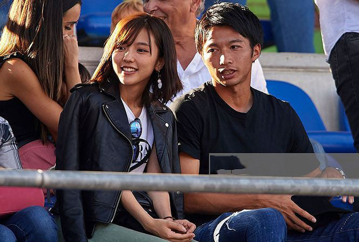 ‘Lịm tim’ trước vẻ đẹp bốc lửa của bà xã tuyển thủ Nhật Bản-1