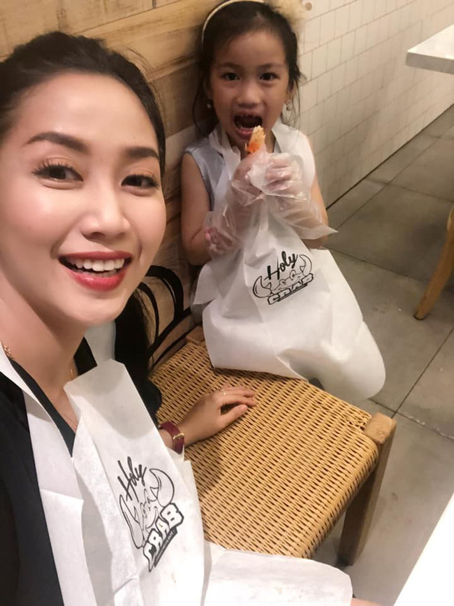 Con gái khóc không muốn đi học, mẹ Ốc Thanh Vân lại cho phép lười biếng tí chả sao và cái kết bất ngờ-4