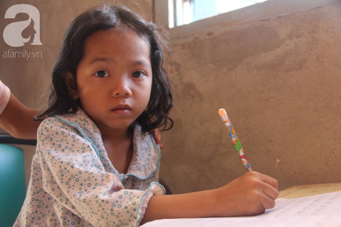 Em quỳ gối xin mọi người cứu lấy con em, không có tiền phẫu thuật bướu máu con bé sẽ chết-9