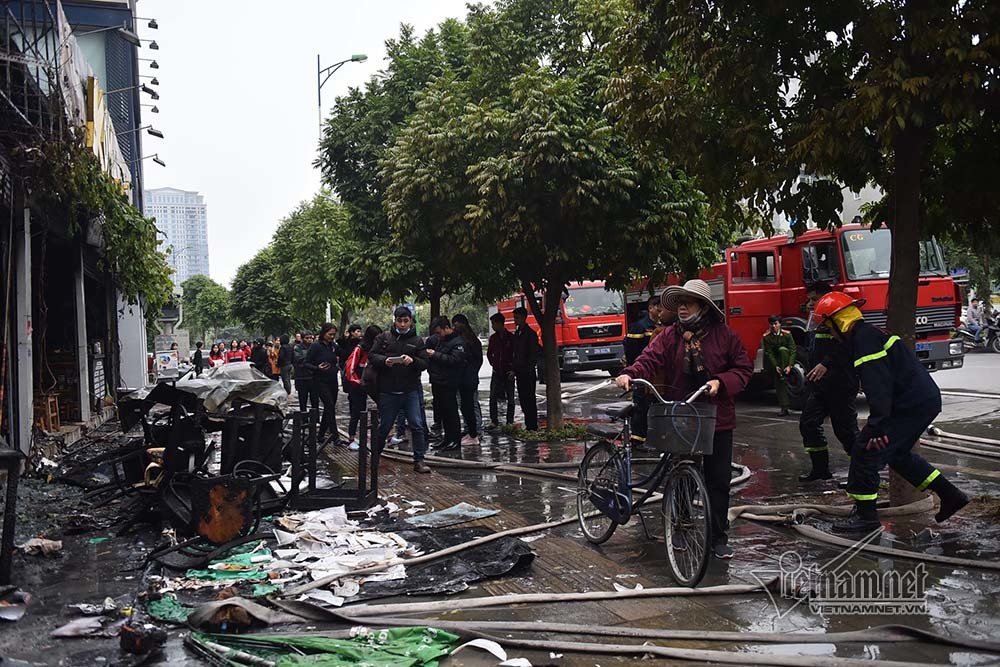 Hà Nội: Lửa thiêu rụi quán cháo ếch, 1 người bị thương-1