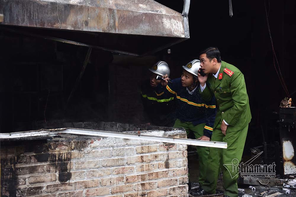 Hà Nội: Lửa thiêu rụi quán cháo ếch, 1 người bị thương-2