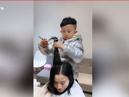 Đứng hình xem bé trai 6 tuổi cắt tóc đẳng cấp như thợ chuyên nghiệp