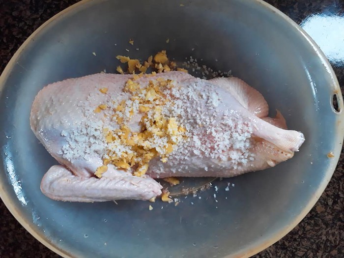 Mách mẹ mẹo luộc gà, vịt làm cỗ Tết da vàng bóng, thơm ngon hết sạch mùi hôi-2