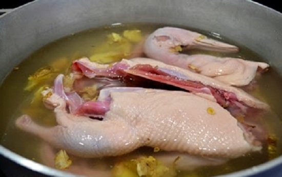 Mách mẹ mẹo luộc gà, vịt làm cỗ Tết da vàng bóng, thơm ngon hết sạch mùi hôi-5