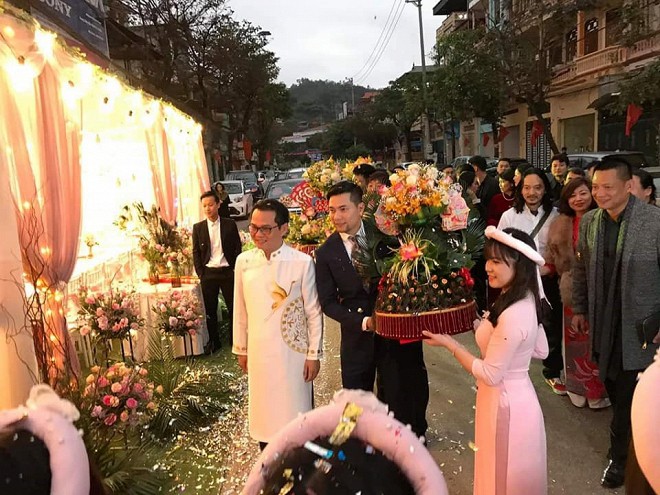 Bà xã kém 19 tuổi tình tứ hôn NSND Trung Hiếu trong lễ rước dâu ở Sơn La-2