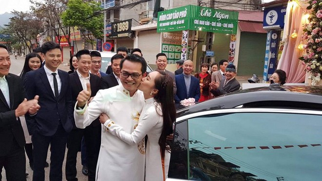 Bà xã kém 19 tuổi tình tứ hôn NSND Trung Hiếu trong lễ rước dâu ở Sơn La-3