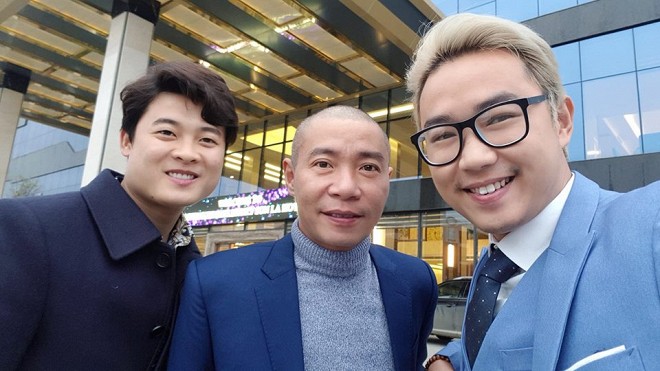 Bà xã kém 19 tuổi tình tứ hôn NSND Trung Hiếu trong lễ rước dâu ở Sơn La-6