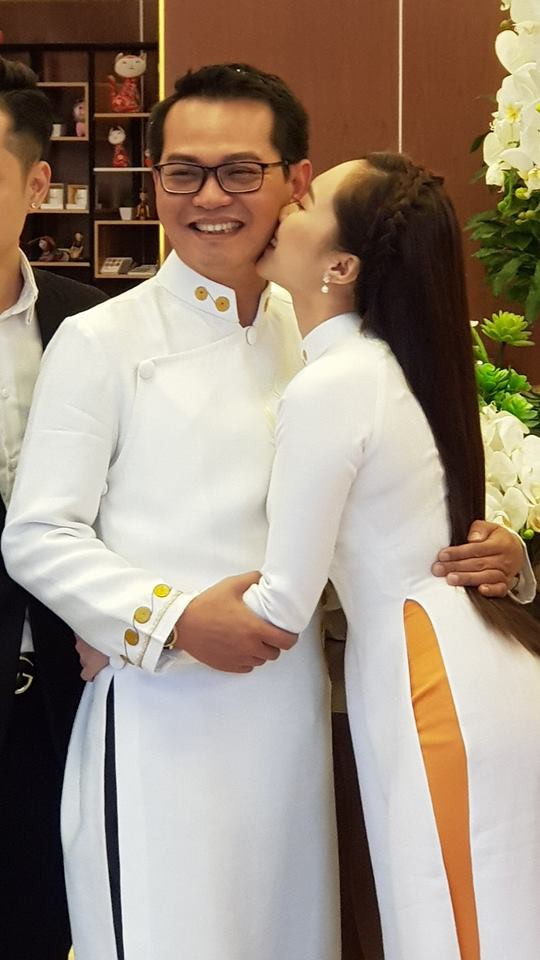 Bà xã kém 19 tuổi tình tứ hôn NSND Trung Hiếu trong lễ rước dâu ở Sơn La-4