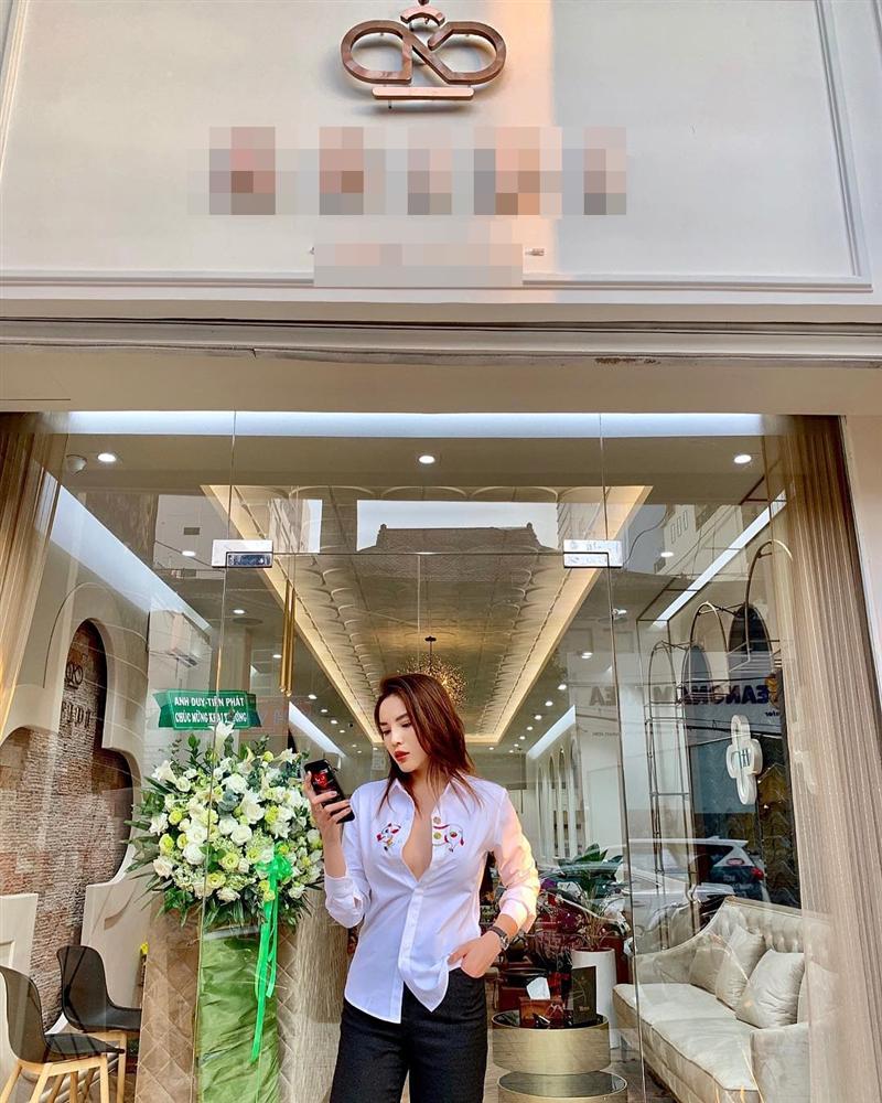 Kỳ Duyên hút hồn với tuyệt chiêu mặc áo phanh cúc - Sơn Tùng dát hàng hiệu trăm triệu dạo biển-1